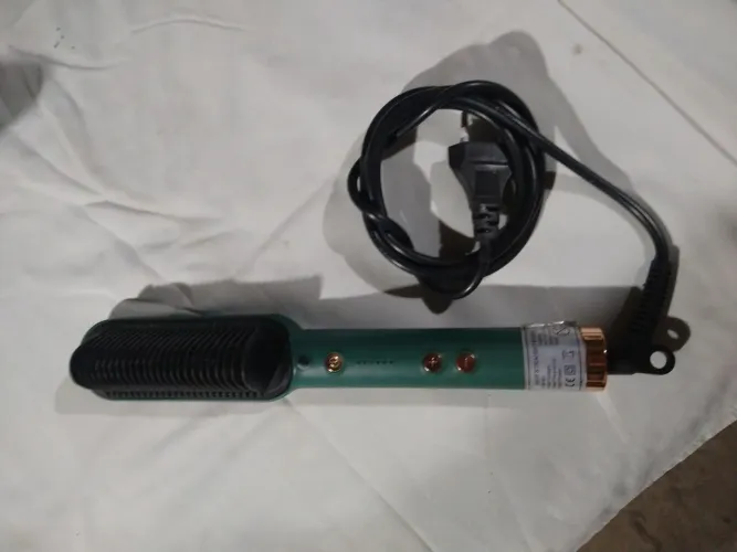 Escova alisadora com aquecimento bivolt.