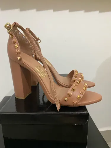 Sandália Feminina Studs Salto Bloco marca Uza nova numeração 37 couro