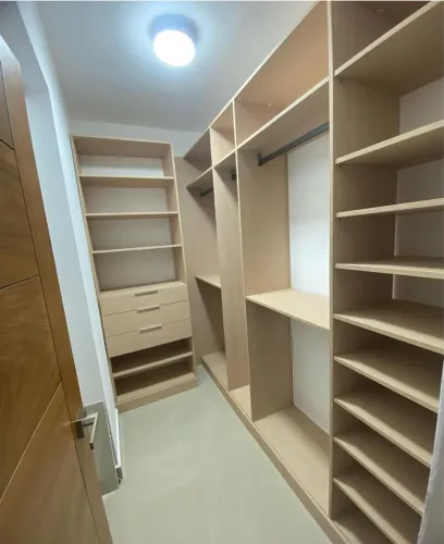 Closet Planejado em Madeira Clara