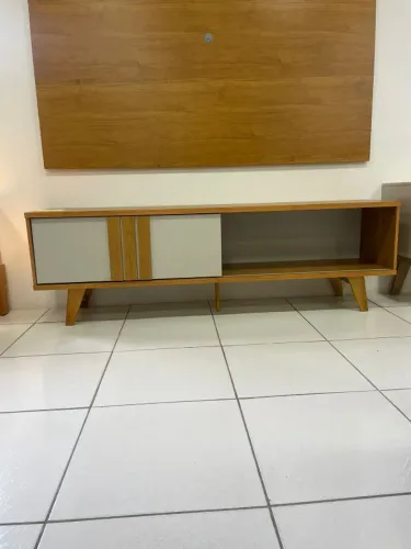 "Sofisticação Imediata: Rack para TV até 60? com 1 Porta em Nature/Off White - Entrega Ráp