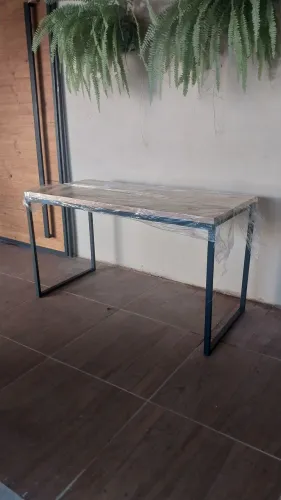 Escrivaninha Industrial com Estrutura em Metal