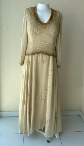 Vestido longo, em tons bege com aplicações, tamanho 48, da Gallery.