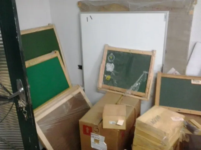 Lousas escolares e infantis verde e quadros de camurça 