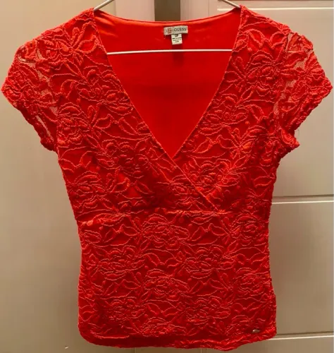 Linda blusa da Guess vermelha tamanho P