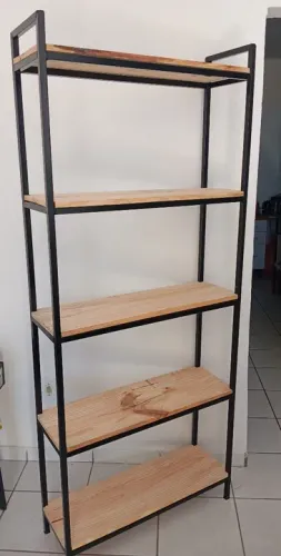 Estante de Metal com Prateleiras de Madeira
