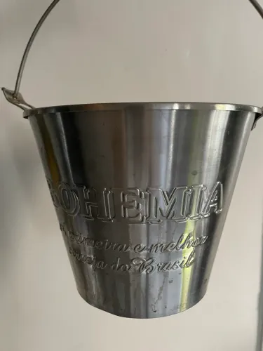 Balde de cervejas com porta copos
