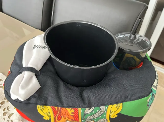 Kit de cinema em casa com almofada e porta pipoca harry potter 