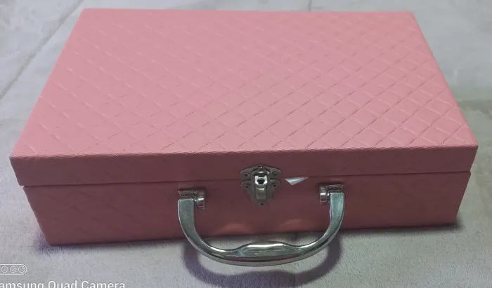 Caixa de joias rosa com alça