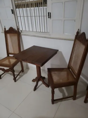 Conjunto de Mesa e Cadeiras de Madeira Maciça