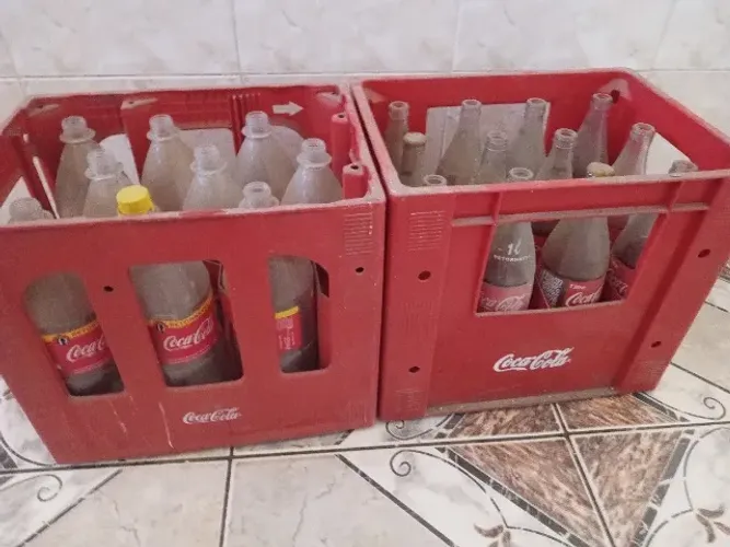 Caixa com coca-cola retornável 