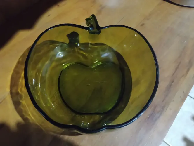 Bowl de vidro em formato de maçã verde