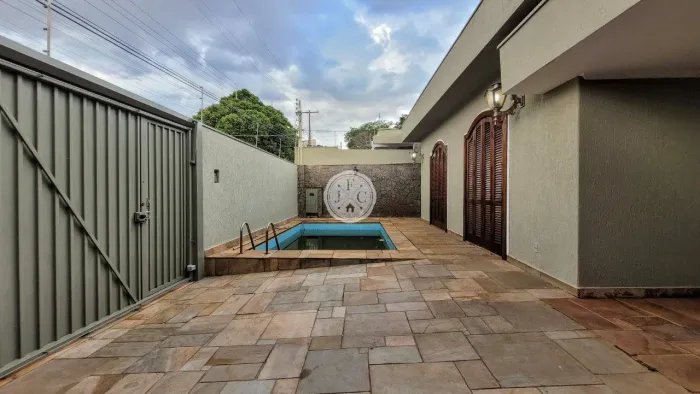 Casa térrea de uso Misto com 03 Quartos, Sala ampla e Piscina, para Alugar, 235m² - Alto d