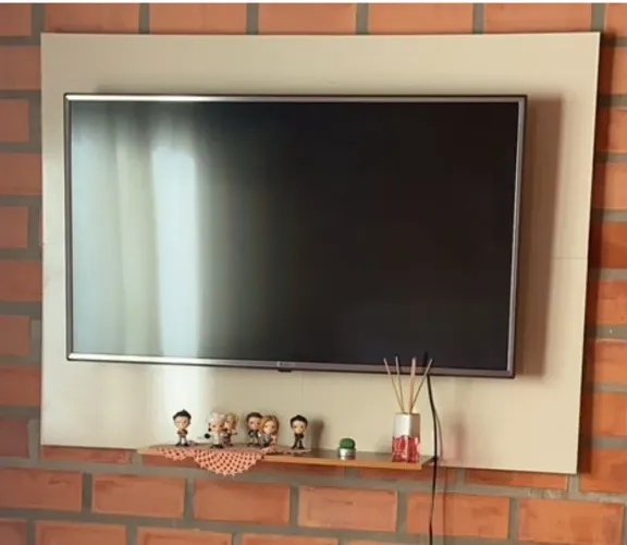 Painel para TV com prateleira e nicho