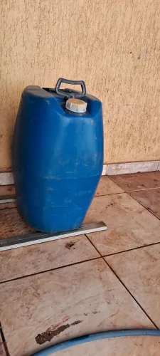 Recipiente de plástico reforçado com tampa - azul.