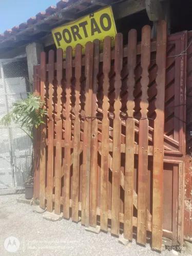 Portão madeira desenhada