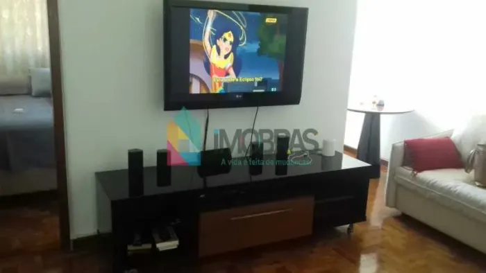 CATETE, FRENTE ,QUARTO COM ARMARIO , 2 SALAS SENDO UM DE JANTAR PISO MADEIRA BANHEIRO REFO