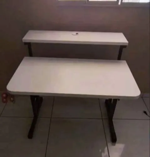 Mesa ergonômica com ajuste de altura.