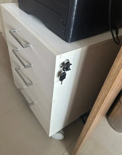 Gaveteiro De Escritorio Com 4 Gavetas Rodinhas E Chave Volante Branco 