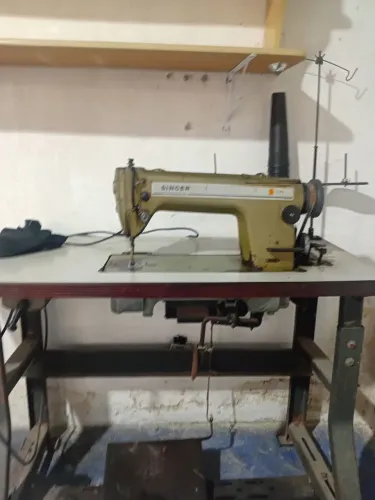 Maquina de costura singer,ideal para quem quer fazer trabalhos mais pesados,como couro,je