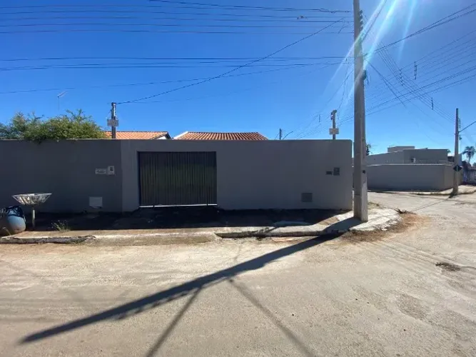 Casa 2 Quartos em Lote de Esquina no Centro de Guapó