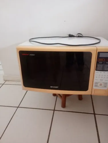 Forno microondas marca Sharp bem conservado