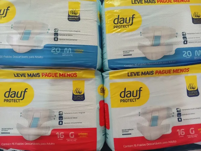 Vendo 10 pacotes de fraldas descartáveis para adulto 40$ reais cada chamar só se tiver