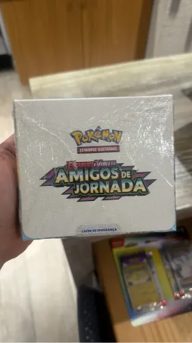Booster Box Amigos da Jornada - Pokémon TCG