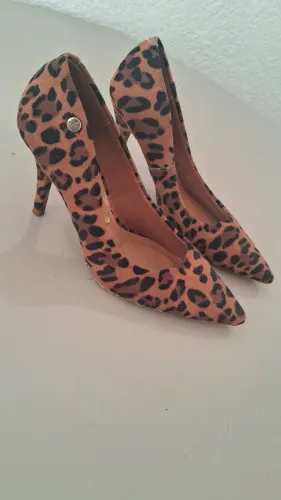 Scarpin onça 