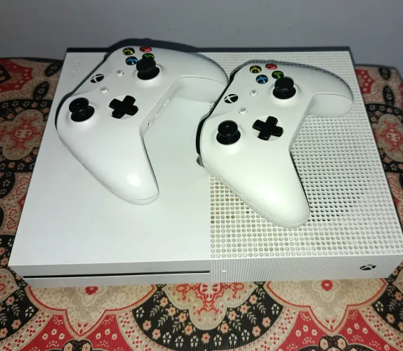 ? Xbox One S + 2 Controles + Jogos ?