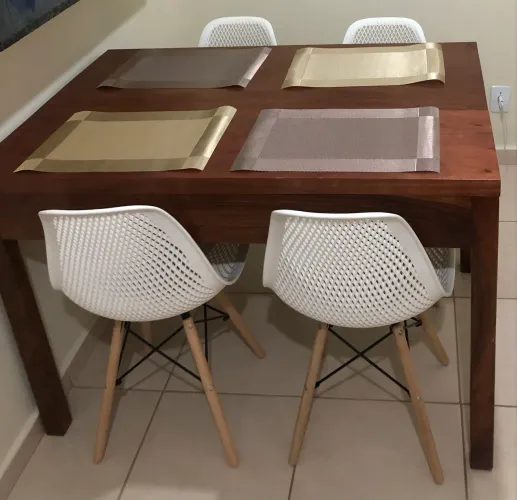 Vendo mesa de madeira maciça com 04 cadeiras