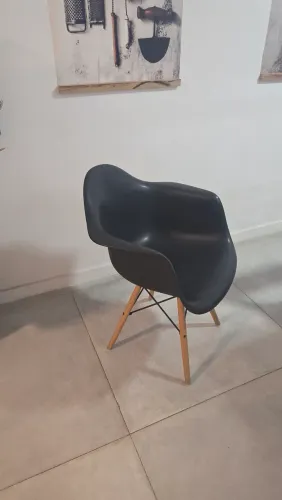Cadeiras eames na cor preta, em excelente estado. Tenho 8 simples e 2 braços. 