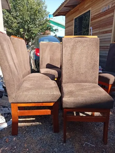 Vendo 8 cadeiras de madeira estofadas 
