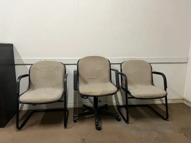 Conjunto três cadeiras. Escriba 