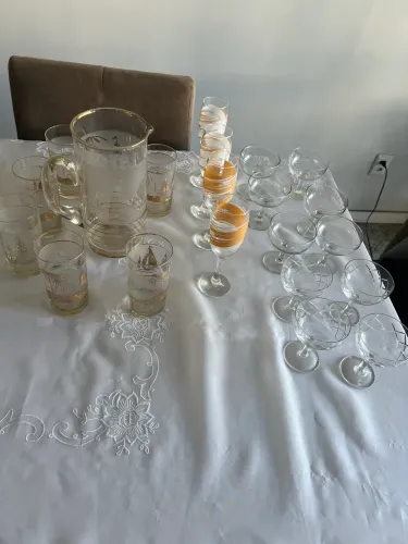 Copos, jarra e taças! Todas as peças.