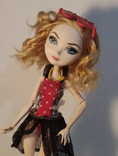 Boneca Ever After High Apple White Mirror Beach Usada
