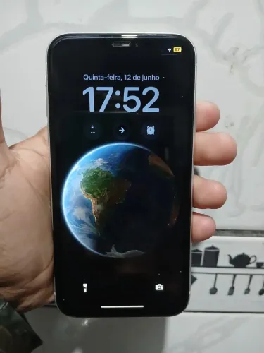 Vendo iPhone XR em perfeito estado, acompanha capinha, e carregador para o telefone
