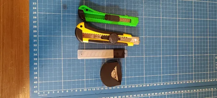 Estilete Profissional Emborrachado + 10 Laminas de 18mm + Cortador de Cantos