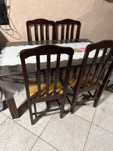 Mesa com quatro cadeiras