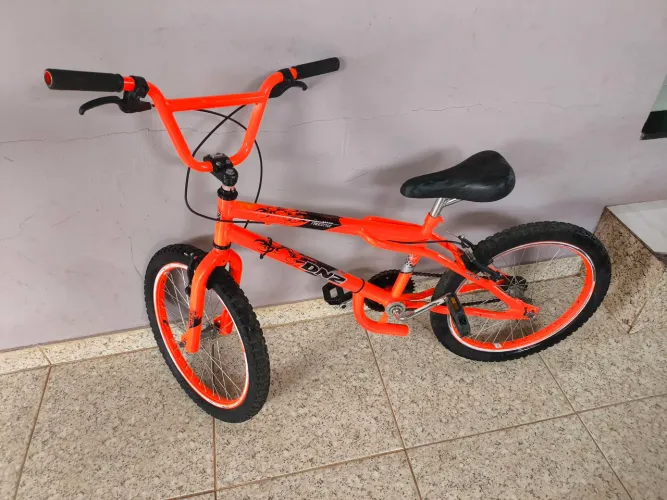 Vendo bicicleta infantil, dnz semi nova..