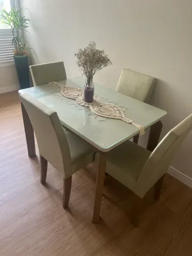 Vende-se mesa de jantar + cadeiras.