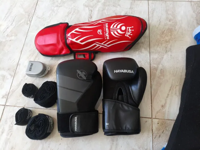 Kit kickboxing luvas caneleiras e 2 tipos de bandagens