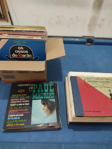 Discos de vinil e compactos 