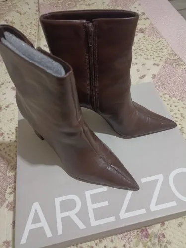 Bota Arezzo na cor café, usada uma única vez.