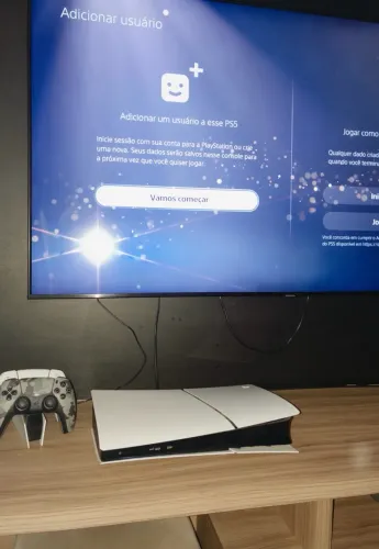 PlayStation 5 digital - 825 Gb - Acompanha 2 controles, base de carregamento e caixa.
