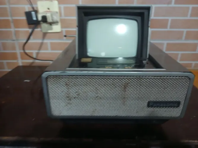 TV Antiga portátil (maleta) 5 Pol. década de 1980.