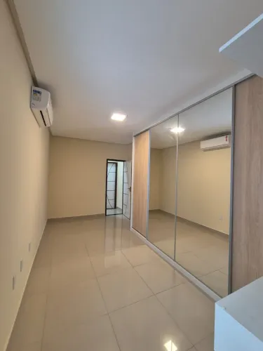 Casa entre Av Fraga Maia e Av Ayrton Senna, mobiliada com móveis planejados