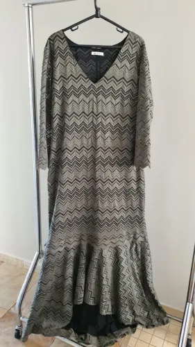 Vestido longo de festa verde oliva de laise sofisticada