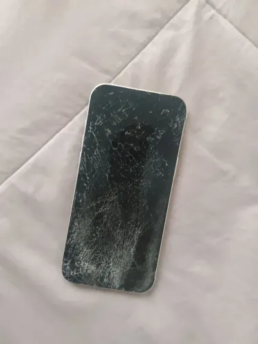 iPhone 17 pro Max tela quebrada