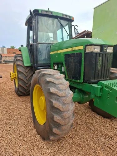 TRATORES JOHN DEERE 7810. Valor 145.000,00. BH Valtra 154. Valor 200mil. 
