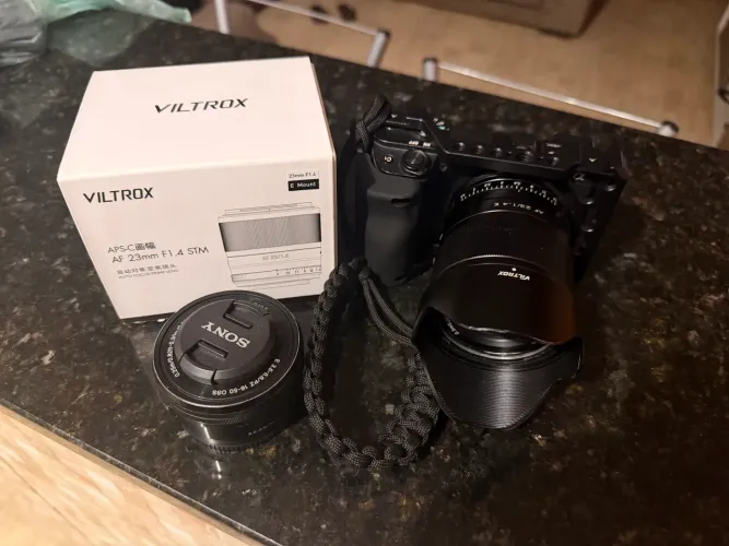Câmera Sony A6400 + Cage + Lente do Kit 16-50mm + 24mm 1.4 Viltrox